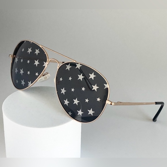 Free People Starry Eyed Aviator sunglasses Color: Gold / black - Picture 5 of 12